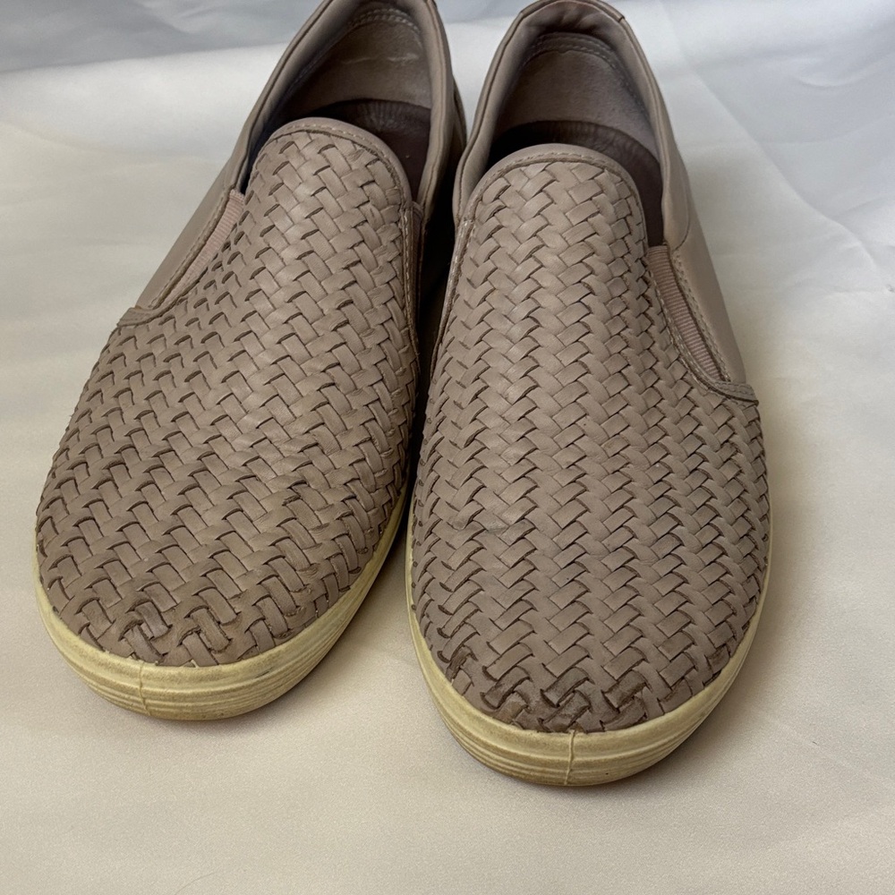 Woman’s ECCO Woven SZ 8